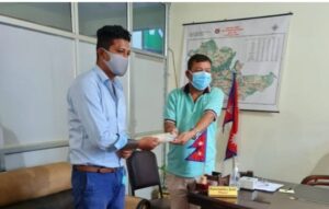 कुश्मा नगरपालिकाको कोभिड कोषमा युवा संघका केन्द्रिय सदस्य बानियाँद्धारा २५ हजार नगद सहयोग