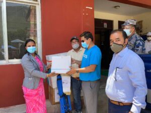 अन्तराष्ट्रिय पर्वत समाजद्धारा १२ लाखको स्वास्थ्य सामग्री वितरण