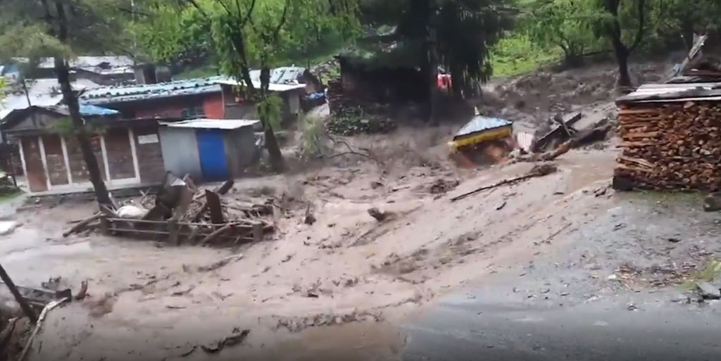 बाढीले मनाङको चामेमा ६ घर बगायो, प्रहरी कार्यालय नै डुबानमा