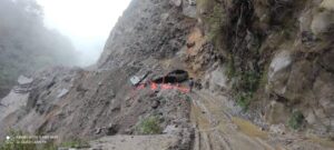 पहिरोले म्याग्दीको काभ्रेभीरमा मालवाहक ट्रक पुरियो