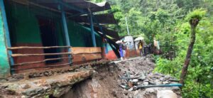 बाढीपहिरोबाट पर्वतमा ९ घर भत्किए, ४२ परिवार विस्थापित