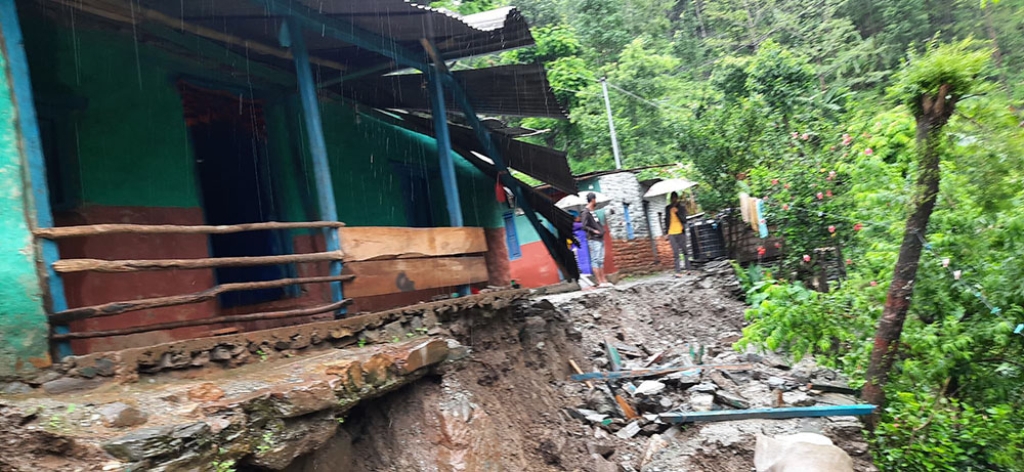 बाढीपहिरोबाट पर्वतमा ९ घर भत्किए, ४२ परिवार विस्थापित