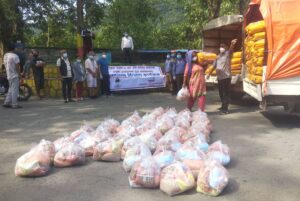 फेवातालका डुंगा चालकलाई खाद्यान्न र स्वास्थ्य सामग्री राहत