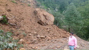 डडेल्धुरामा पहिरोले भीमदत्त राजमार्ग अवरुद्ध