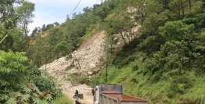लगातारको वर्षाका कारण मध्यपहाडी लोकमार्गको पर्वत बागलुङ खण्ड अवरुद्ध