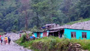 पर्वतको देउपुरबासीको पिडा -पहिरोको डरले रातभर जाग्राम, १६ घर उच्च जोखिममा, स्थानीयस्तरमा बस्ती सार्न समस्या