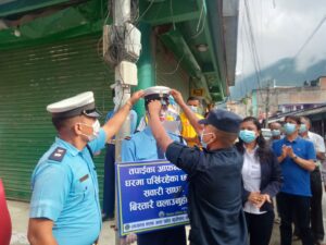 कुश्मा बजारका मुख्य दुई चोकमा राखियो ‘डमी ट्राफिक प्रहरी
