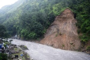 कालीगण्डकीमा पहिरो खस्दा कालीपुलका ८ घरमा क्षति, तीन जना घाईते