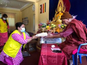 बुद्ध विहारका धर्म गुरुलाई पोशाक तथा भोजन सहयोग