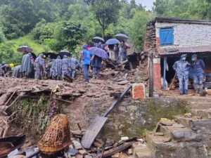 पहिरोका कारण पर्वतमा ११ जनाको मृत्यु    , पहिरोले अवरुद्ध विद्युत सेवा र इन्टरसेवा ३ दिन पछि सुचारु