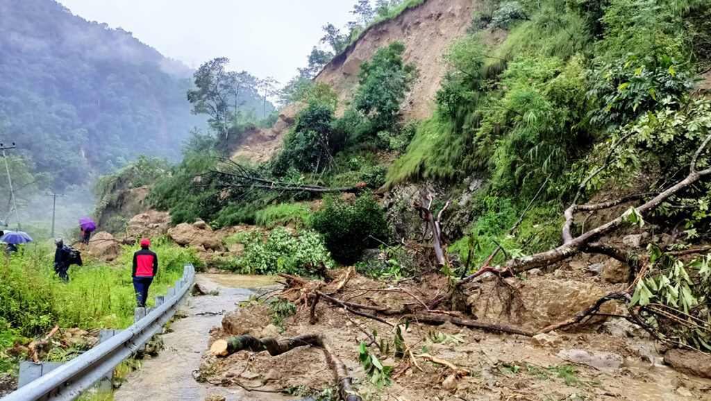 मध्यपहाडीको पर्वत खण्डमा २० ठाउँ पहिरो, सडक खुल्न ५ दिन लाग्‍ने