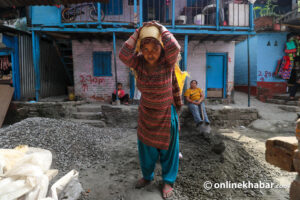 ब्लड क्यान्सरपीडित छोरी बचाउन काठमाडौंमा मजदुरी गरिरहेको परियार दम्पती