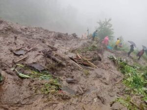मध्य पहाडी  लोकमार्ग अन्तर्गत पोखरा–कुश्मा सडक अन्तर्गत चुवामा पहिरो जाँदा यातायात बन्द