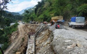 निर्माण सामाग्री अभावमा मालढुंगा-बेनी सडकको काम रोकियो