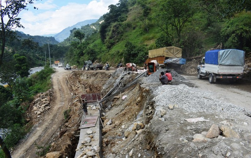 निर्माण सामाग्री अभावमा मालढुंगा-बेनी सडकको काम रोकियो