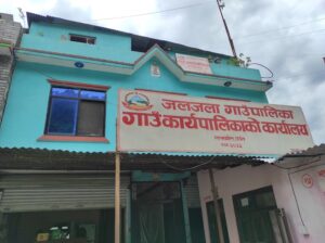 गाउँपालिकाभरका शिक्षकलाई एकै ठाउँमा भेला गरेर अन्तरक्रिया गर्दै जलजला गाउँपालिका