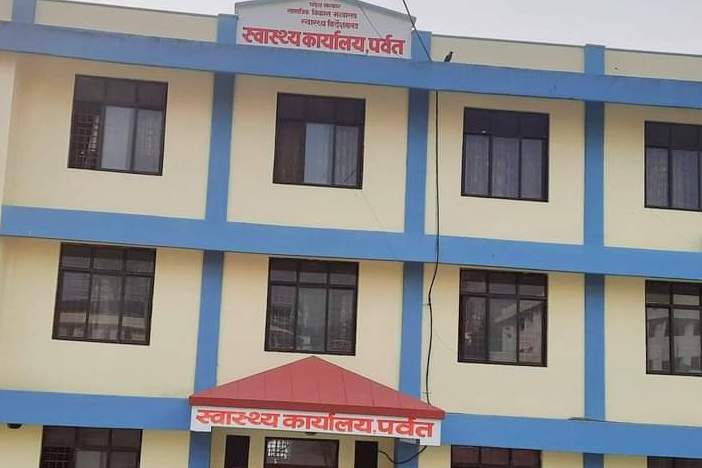 श्रमिक दिवसका अवसरमा विरामीलाई फलफुल वितरण