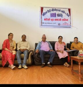 कुस्मा नगरपालिका वडा नं ६ का महिलाहरुले बाटेको धुप बनाउदै ।