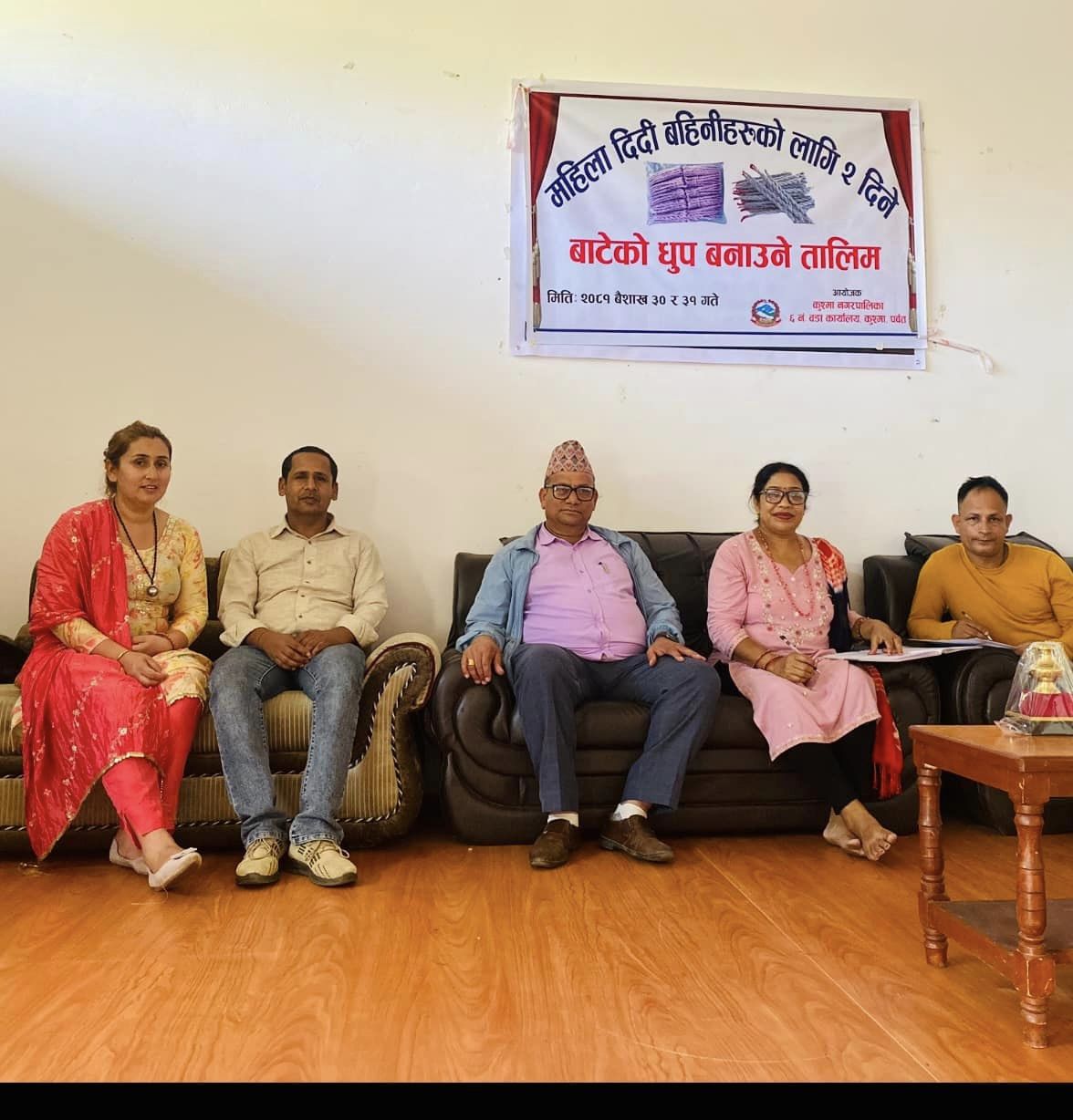 कुस्मा नगरपालिका वडा नं ६ का महिलाहरुले बाटेको धुप बनाउदै ।