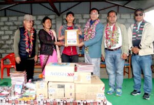 डा.चिनबहादुर पुन मगरद्वारा लेखफाँट कुवापानीको विद्यालयलाई कम्प्युटर सहयोग