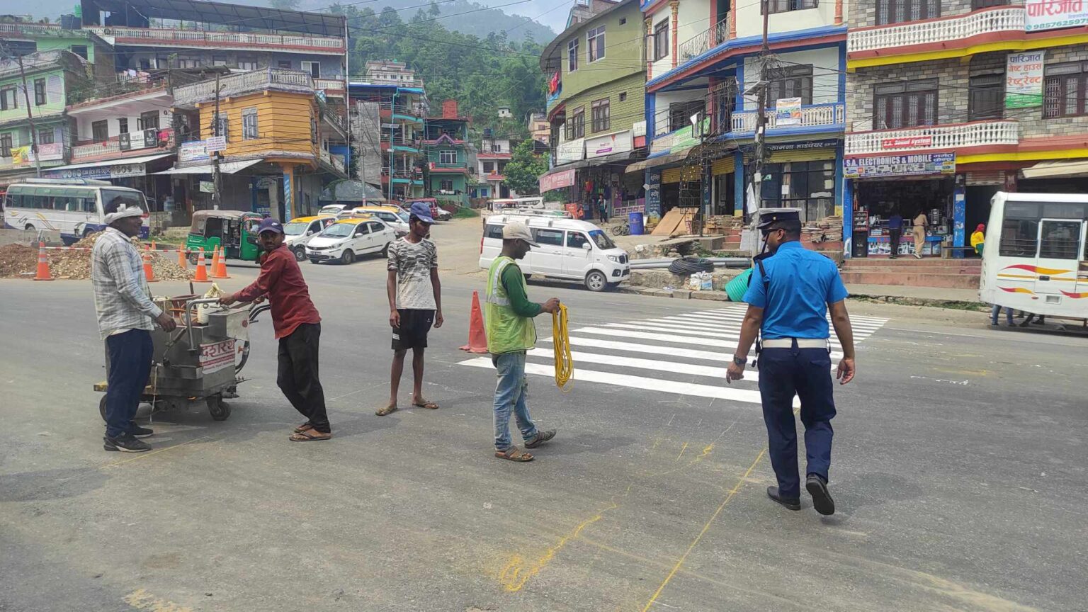 मध्यपहाडी लोक मार्ग अन्तर्गत कुश्माका विभिन्न स्थानमा जेब्रा क्रसिङ निर्माण