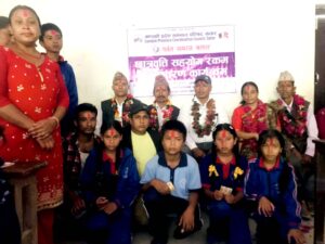 पर्बत समाज कतारद्वारा जलजला-४ स्थित फट्केढुङ्गा आधारभूत विद्यालयमा छात्रवृत्ति वितरण