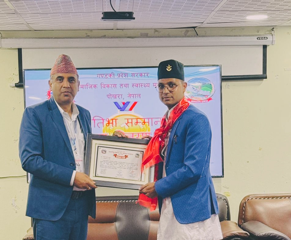 पर्वतका पत्रकार लक्ष्मण विश्वकर्मा गण्डकी प्रदेश सरकारबाट पुरस्कृत