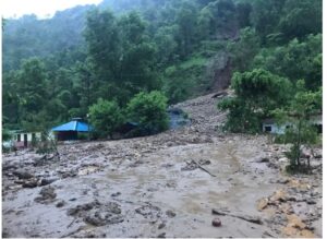 निरन्तर काे बर्षाले ध्यपहाडी र कालीगण्डकी लोकमार्ग अवरुद्ध, पहिरोले १ रेष्टुरेन्ट सहित ६ घर पुरयो