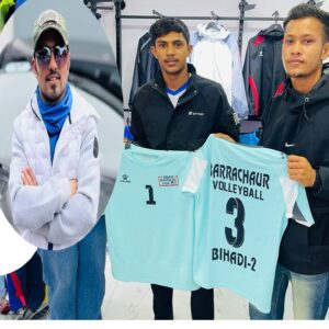 पत्रकार गिरीद्वारा भलिबल खेलाडीलाई खेल पोशाक सहयोग