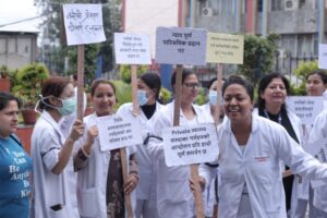 देशभरका नर्स आन्दोलित, यी हुन् प्रमुख माग १८ कात्तिकसम्म माग सुनुवाइ नभए कडा आन्दोलन गर्ने चेतावनी देशभरका सबै अस्पतालका नर्सहरूले शुक्रबार विरोध प्रदर्शन गरेका छन्।