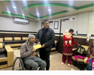 बागलुङ नगरपालिका कार्यालयले बैदेशिक रोजगारीबाट फर्किएका र उनका परिवारलाई आर्थिक सहयोग