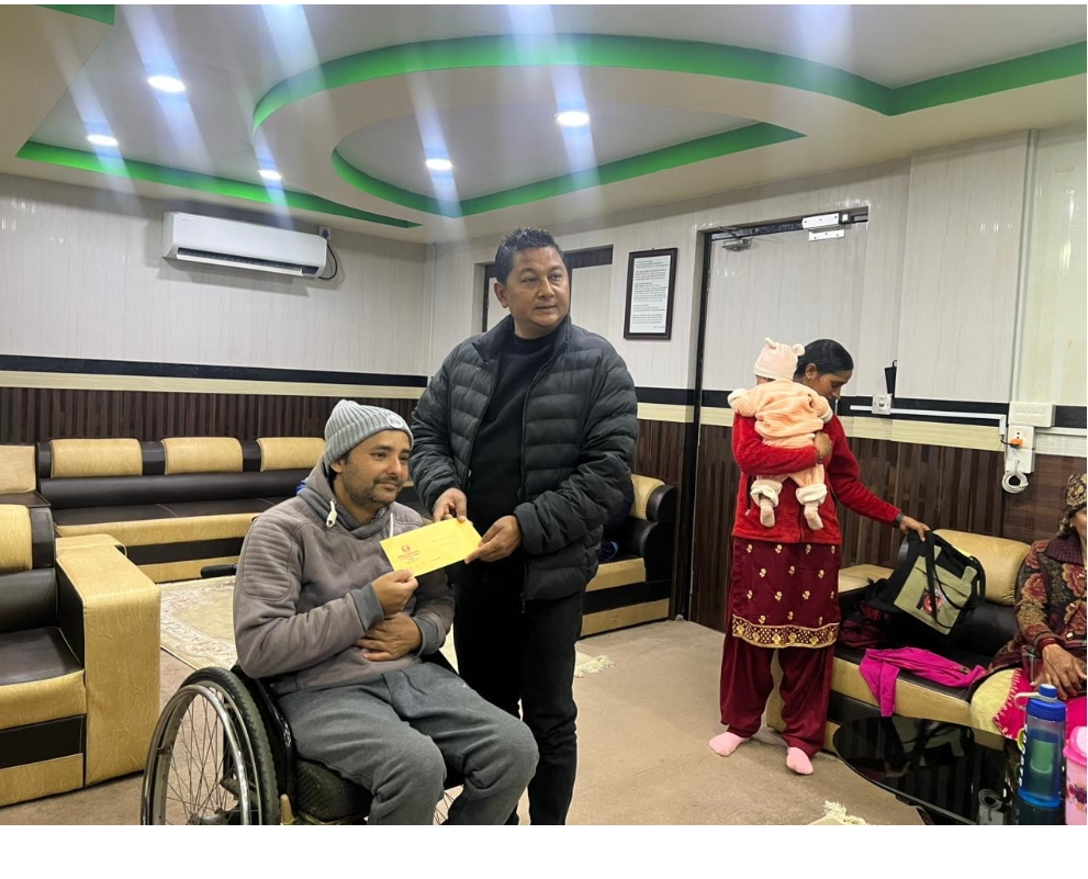 बागलुङ नगरपालिका कार्यालयले बैदेशिक रोजगारीबाट फर्किएका र उनका परिवारलाई आर्थिक सहयोग