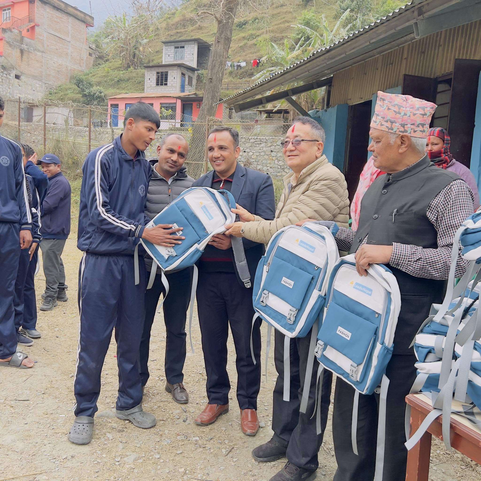 लिड्स नेपालद्धारा सरस्वती आधारभूत विद्यालयका बालबालिकाहरुलाई झोला वितरण