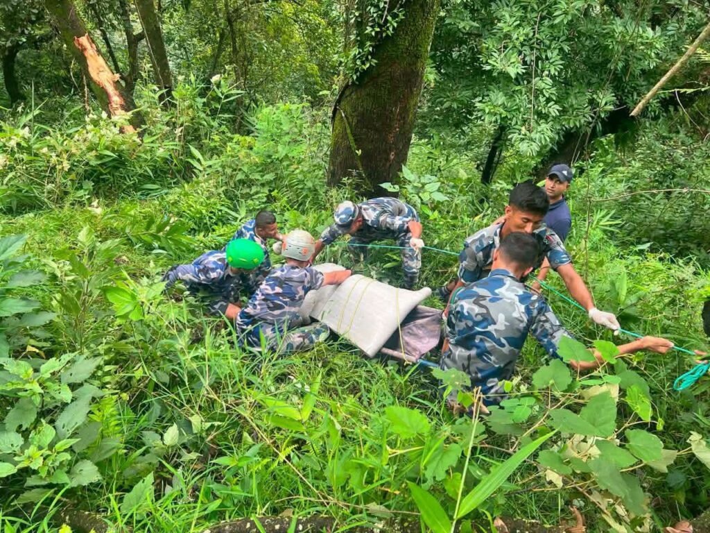 पर्वतको दोबिल्ला–फलेवास सडकमा ट्याक्टर दुर्घटना : दुई जनाको मृत्यु