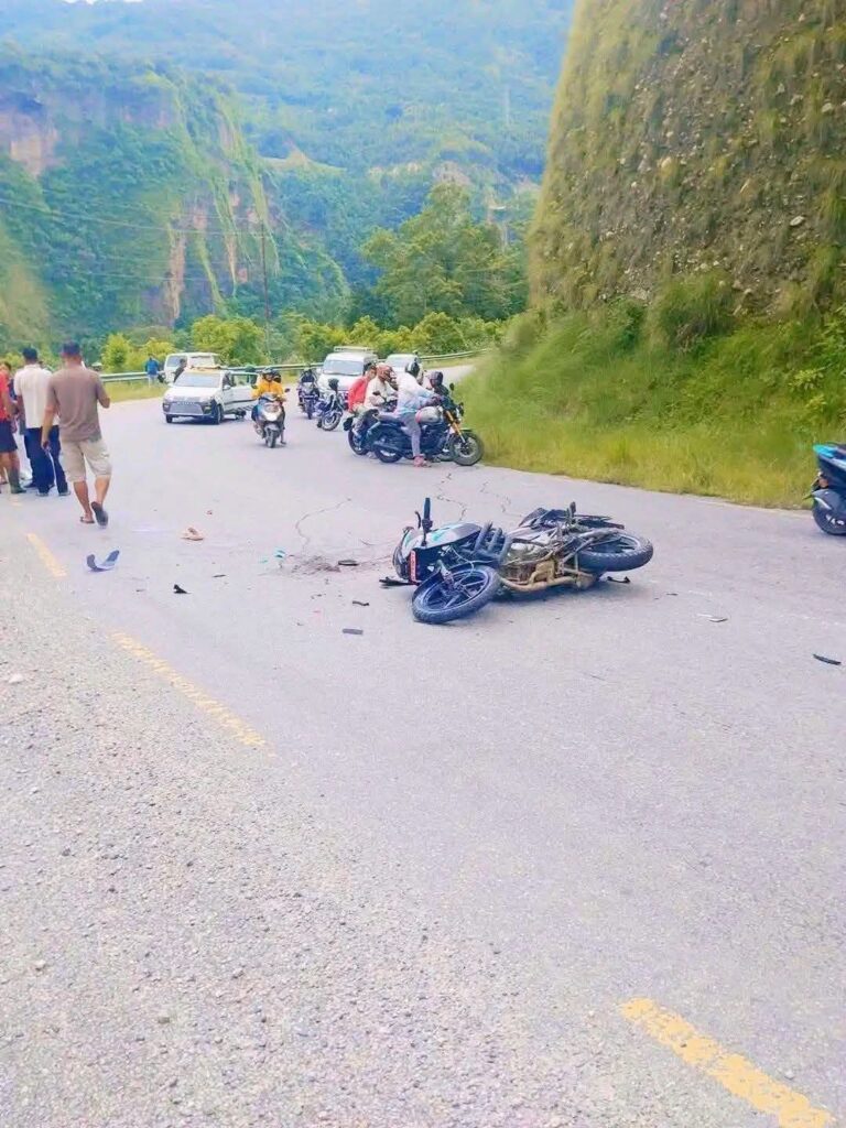 पर्वतको अर्मादीमा गाडी र बाइक एकआपसमा ठोक्किदा २ घाइते