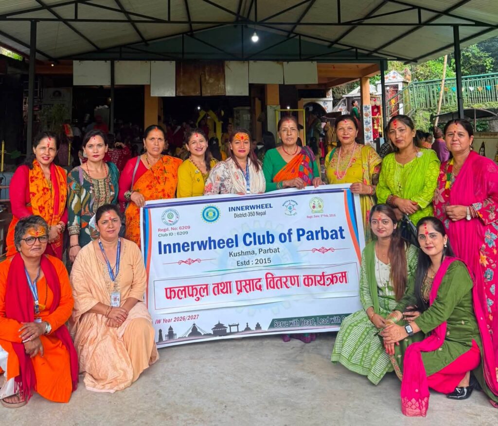 गुफामा इनर ह्वील क्लव अफ पर्वतद्धारा फलफूल तथा प्रसाद वितरण