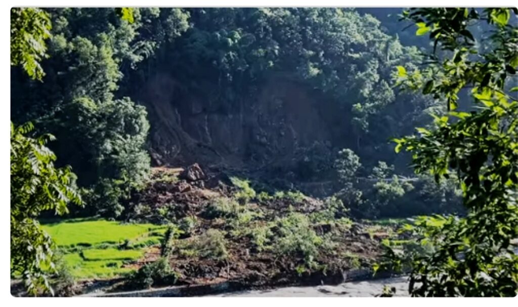 लामाबगरमा पहिरोले तीन घर पुरिए, एकजनाको सकुशल उद्धार