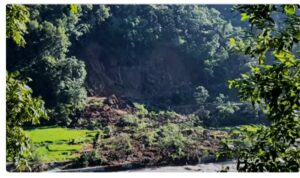 लामाबगरमा पहिरोले तीन घर पुरिए, एकजनाको सकुशल उद्धार